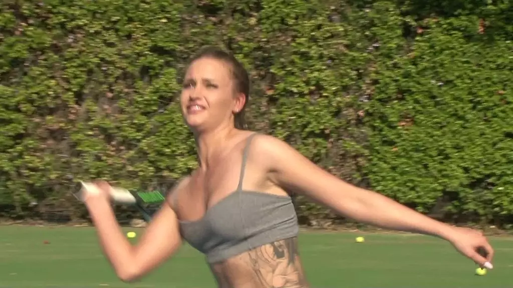 Дилан Райан — доставщица пиццы в Индии Саммер