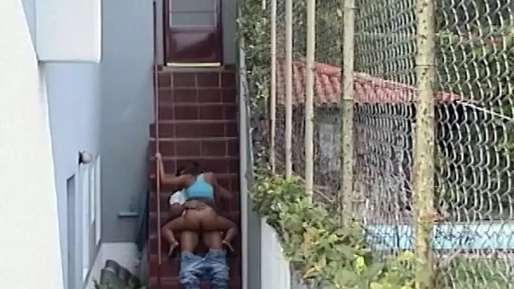 corno desconfia da mulher e filma a vagabunda dando para o jardineiro
