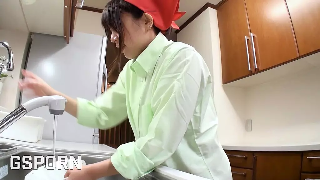 сексуальная молодая горничная в Токио, чтобы убрать и трахнуть мой дом