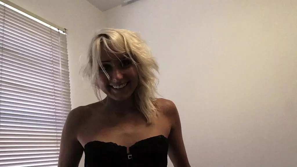 Таня Тейт, Лилли Бэнкс и Нина Элль исследуют лесбийские тела друг друга