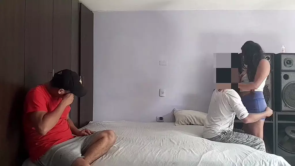 Joven me entrega a su novia para pagar sus deudas de arriendo