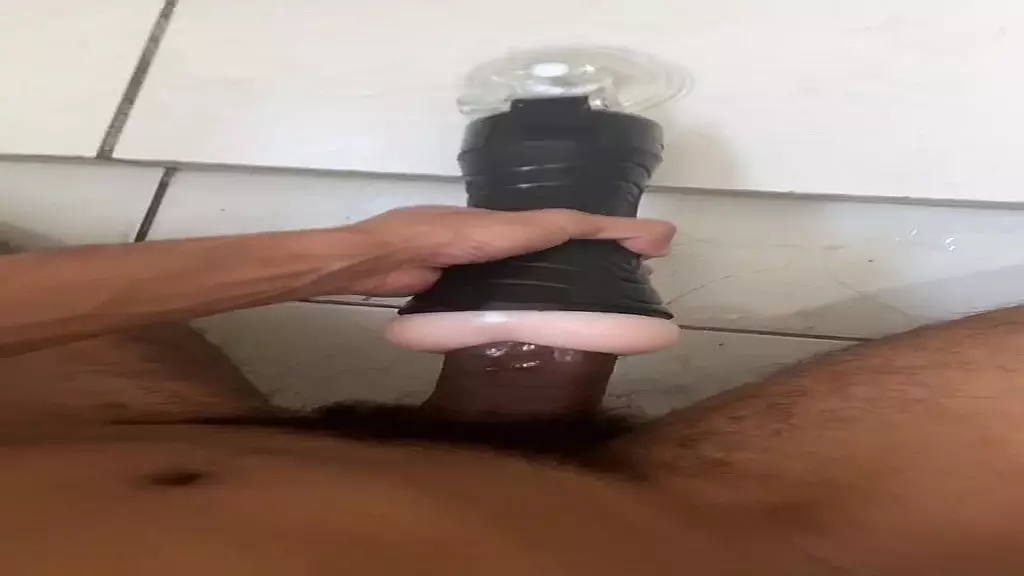 novinho pentelhudo pauzudo brincando com или cuzinho de Silicone