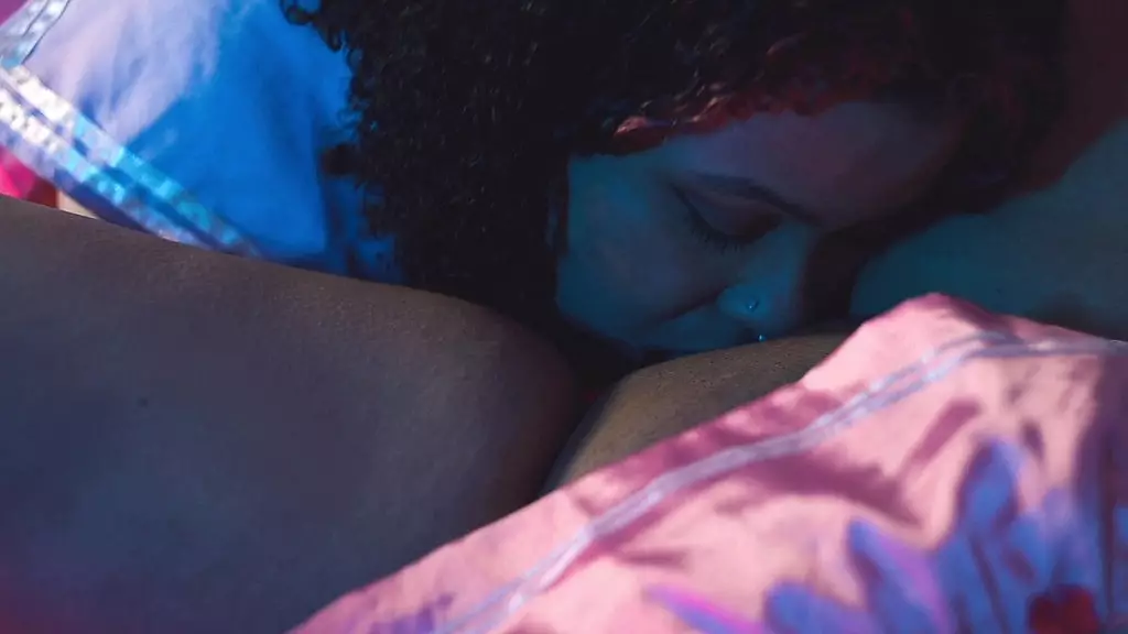 лесбийское поклонение ногам толстушек, облизывание киски и задницы, а также сидение на лице