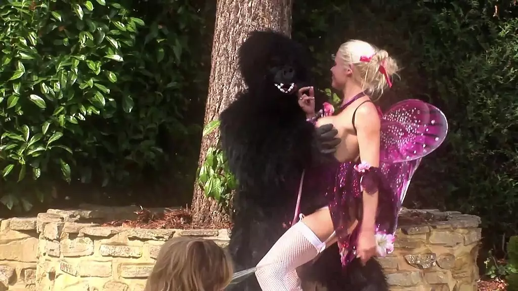 Синди Бер, Мишель Торн и Старр занимаются сексом втроем, как в сказке