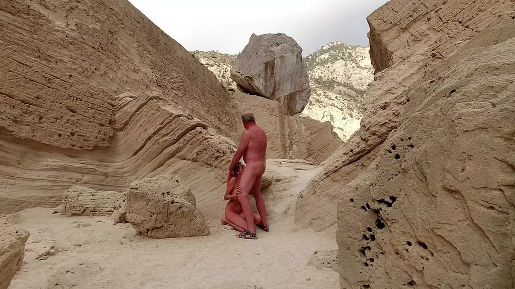 секс, сперма и мочеиспускание в карьере на Ибице