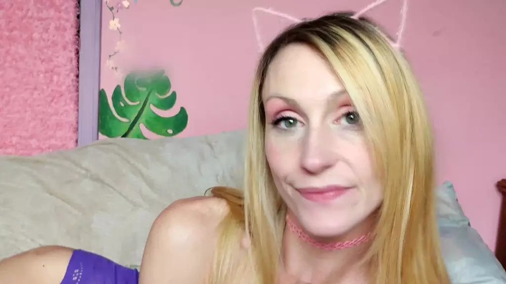 Ванесса Хастингс трахает свою киску у всех на виду