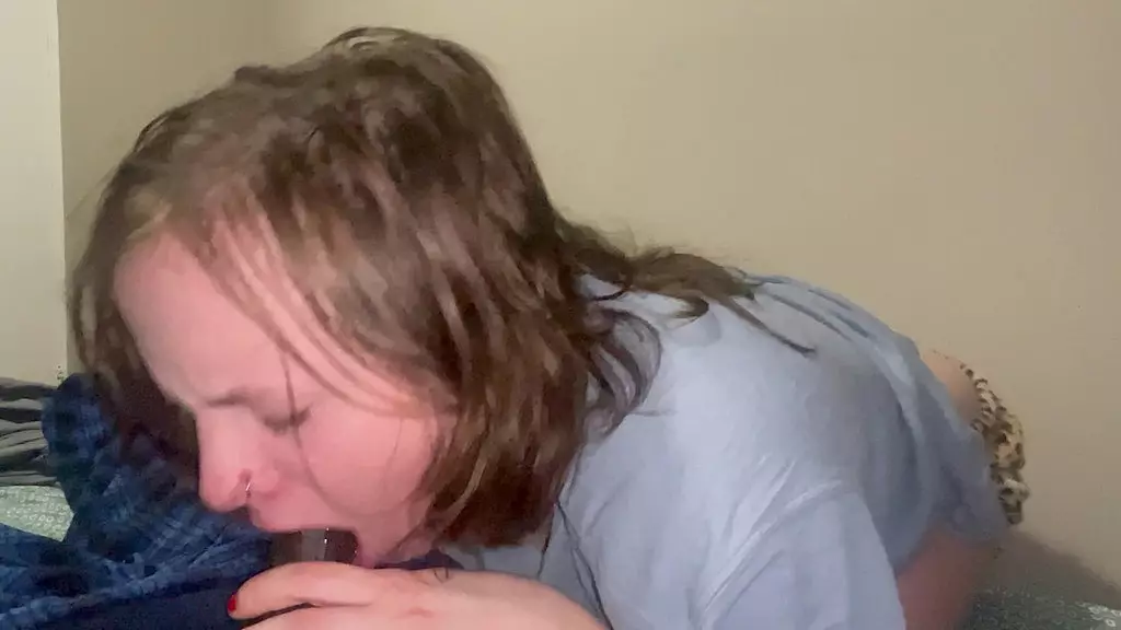 девушка-подросток тайком сосет мой член, пока ее парень на работе