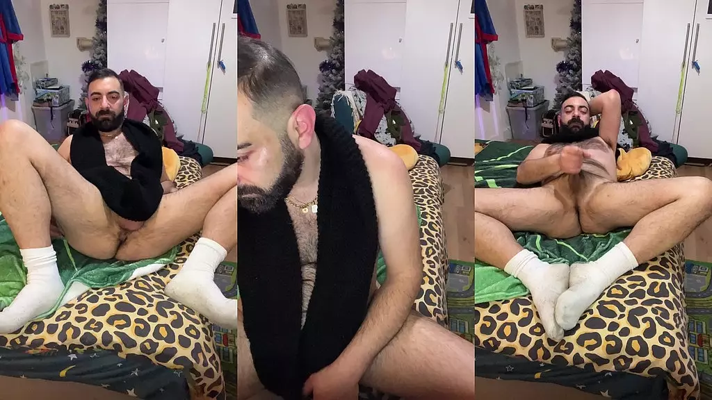 Лексталон - сексуальный мальчик с черным шарфом