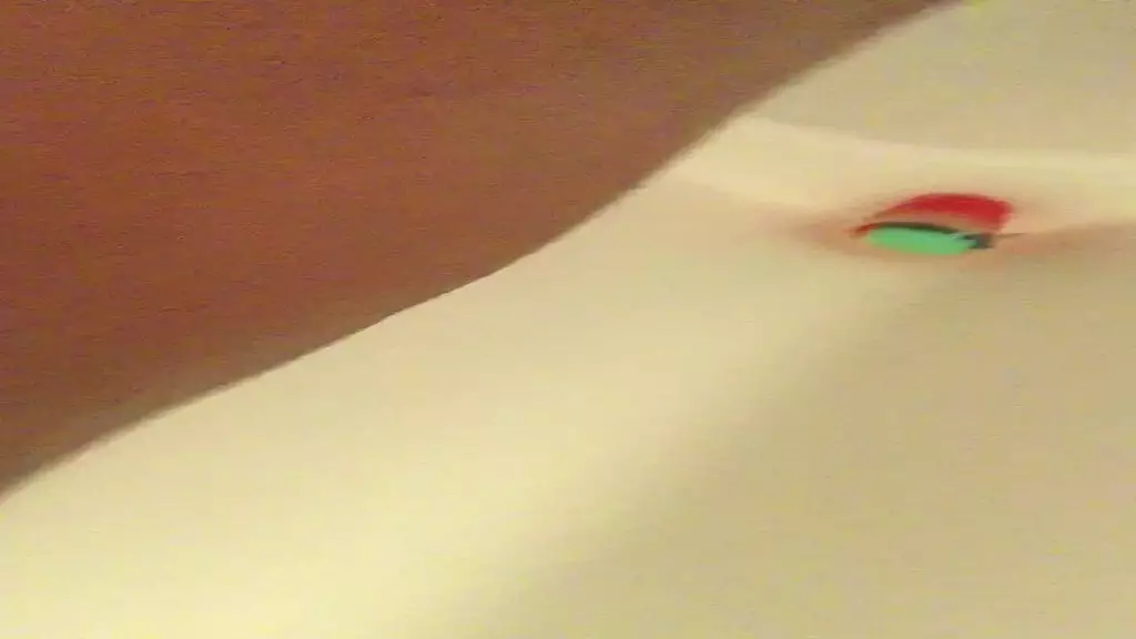 непослушная папина маленькая шлюха получает мочу и член