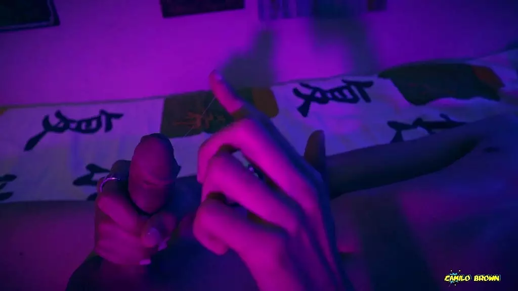 волшебство c дрочит его большой член-твинк, что приводит к обильному выделению преякулята и густой порции спермы