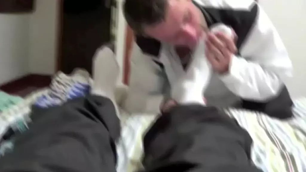 жесткие кроссовки и унижение фетишистом на ноги