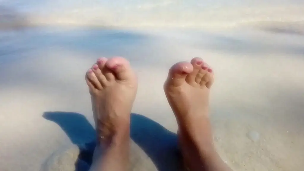 feets on the beach