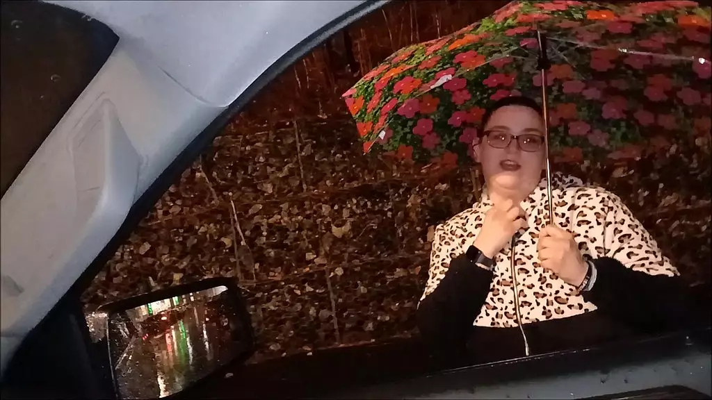 автостопщик проглотил всю мою сперму, пока мы ехали по городу