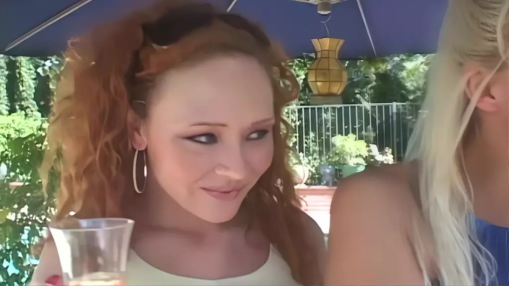 возбужденная блондинка с большой грудью, Пейдж Эшли, в сексуальном нижнем белье и чулках до бедра