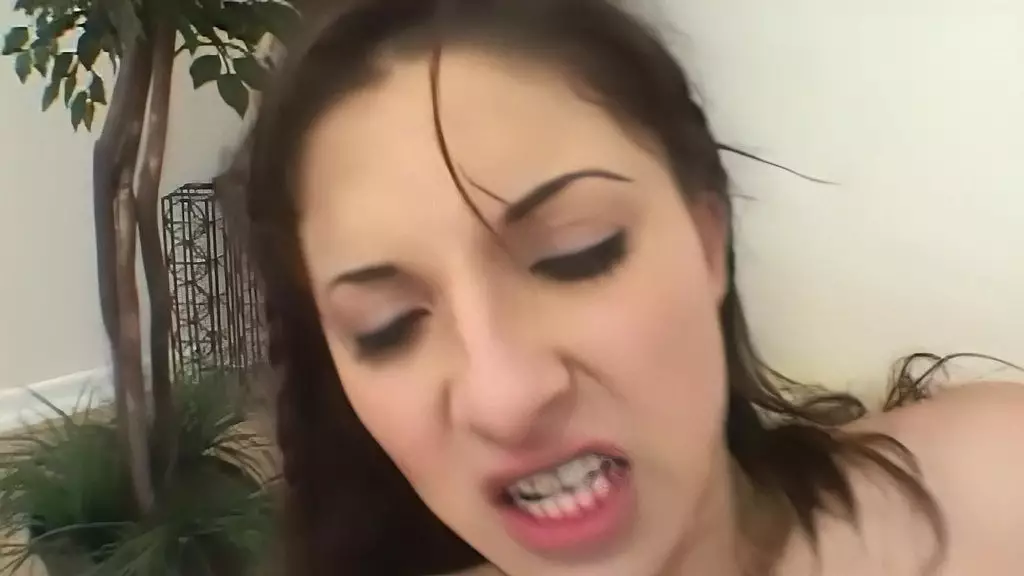 Карина Кей меняет сосание леденца на член, а затем трахается в задницу