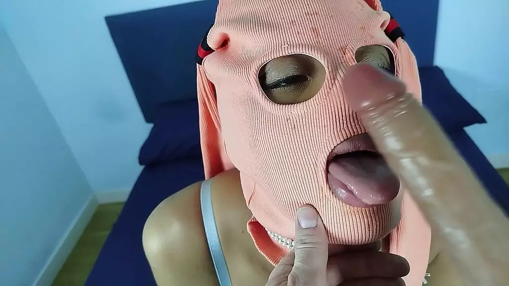 сексуальная латинская шлюха в маске раба играет со своим хозяином с игрушкой в виде дилдо в ее заднице и во рту