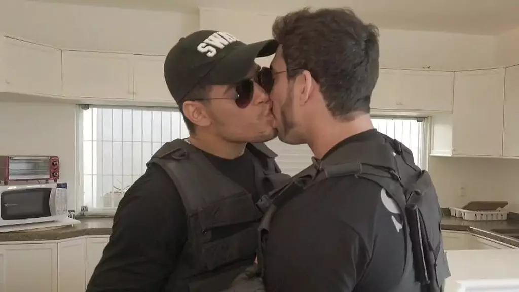 fui fazer uma operacao da swat na casa de um Bandido, адреналин виру tesao e acabei comendo meu colega de Farda