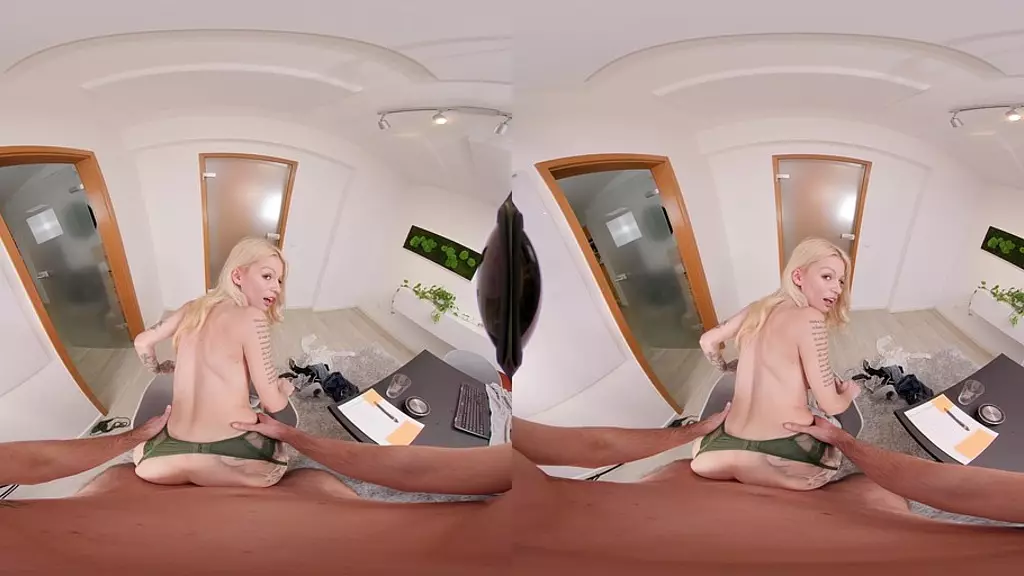 [vr] коллега трахает неуклюжую секретаршу по-собачьи и кончает ей на лицо в качестве мести