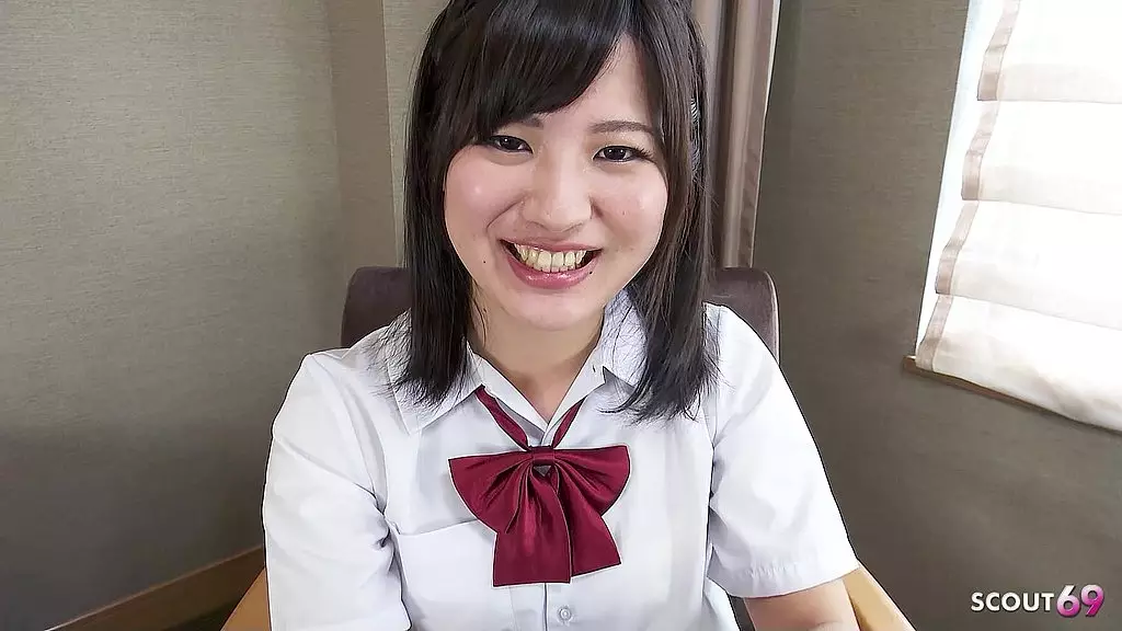 миниатюрная японская девушка-подросток разговаривает о первом сексе на кастинге без цензуры, где ее снимает старый парень в Японии, кончает внутрь