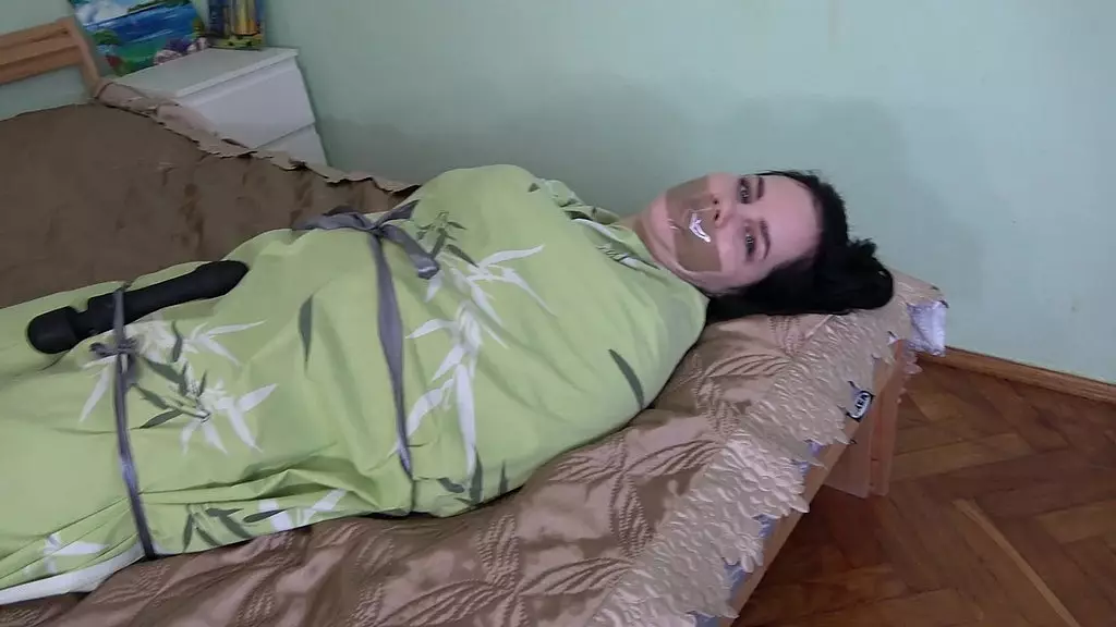 Прекрасная мумифицированная Анна не может удержаться от оргазма