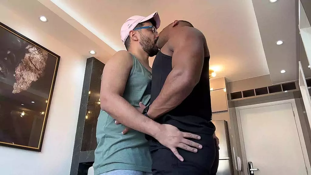 Маркос Гояно с толстыми волосами и мускулистым членом. sexo gay interracial com negro bombado currando o puto goiano. brazilian gay bareback cumload