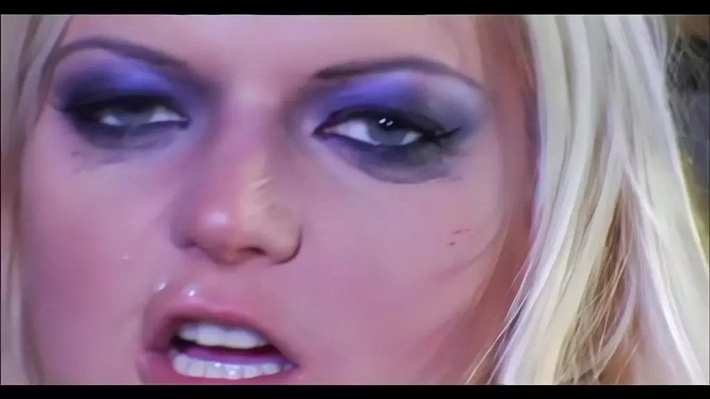 черная крошка сосет член и скачет на нем на диване