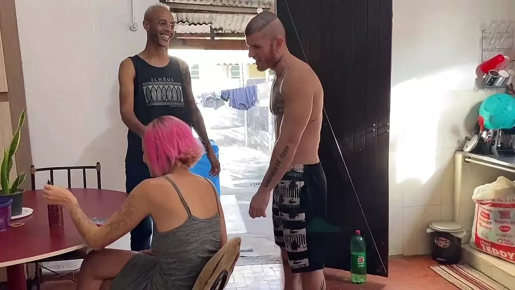 Друг Кармоны, который был совсем маленьким, был дома и трахался с русскими без волос, когда они были в кароне