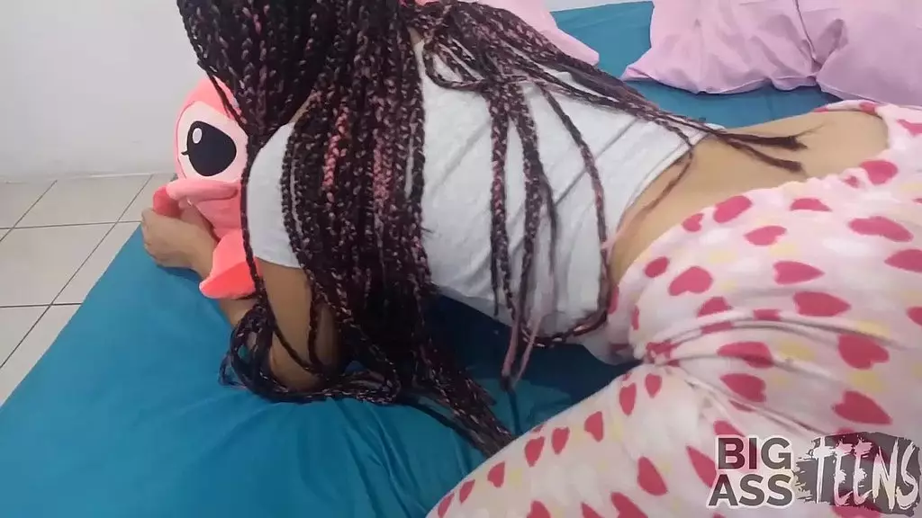 Великолепная латиноамериканка в больших сапогах трахается по-собачьи