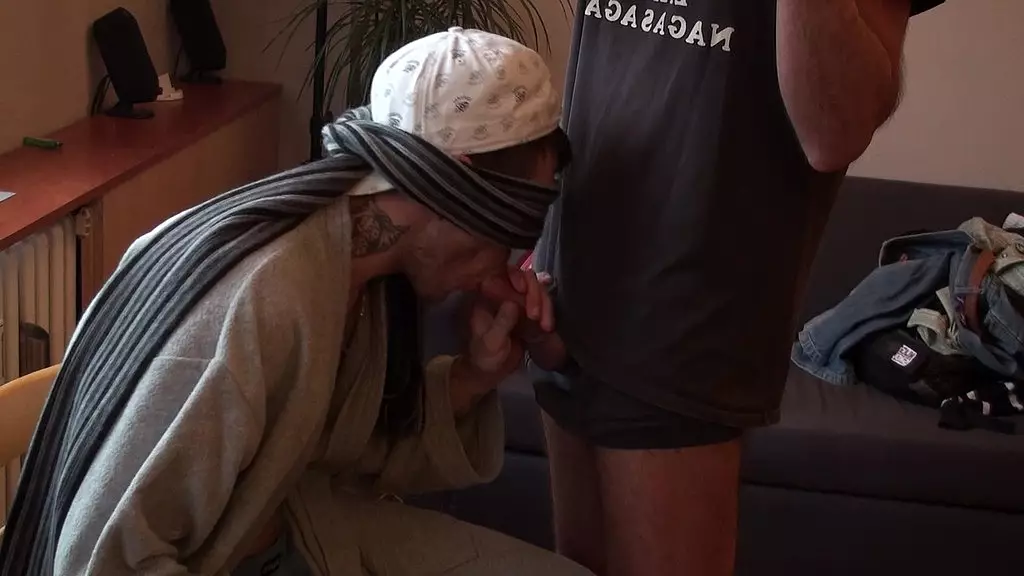 scoout007 - обновление № 65 - видео фетиша - молодому парню завязывают глаза, возможно, ручкой, а затем он отшивает меня и гоняется за ручкой до конца!