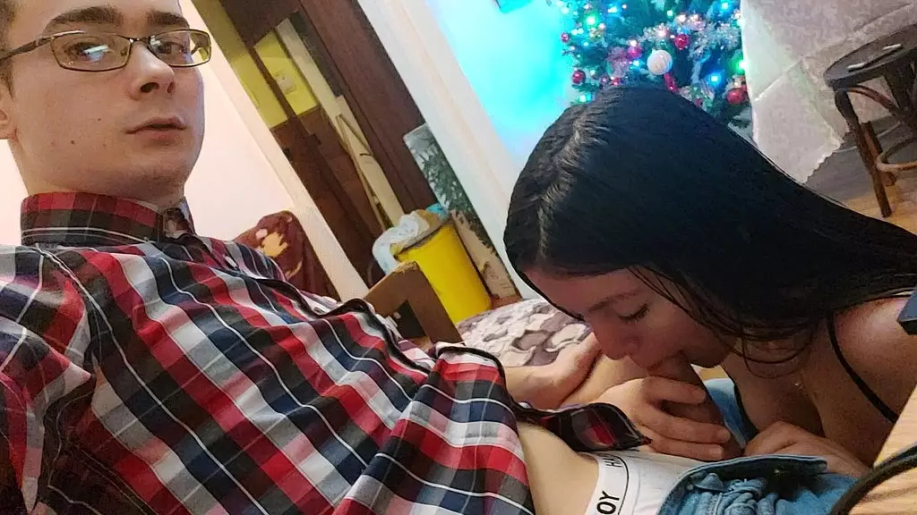 одна дома с похотливой сводной сестрой!