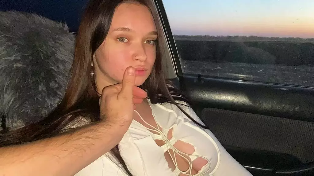 подруга моего лучшего друга отсосала мне в машине всего за 10 долларов. какая шлюха