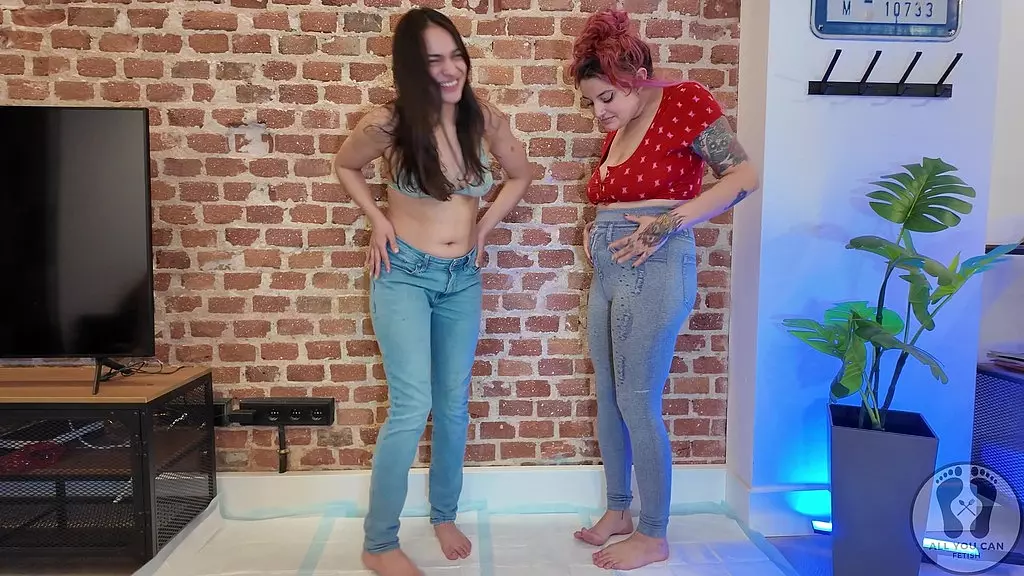 ана спирс и ребека аддамс писают на джинсы, хвастаясь