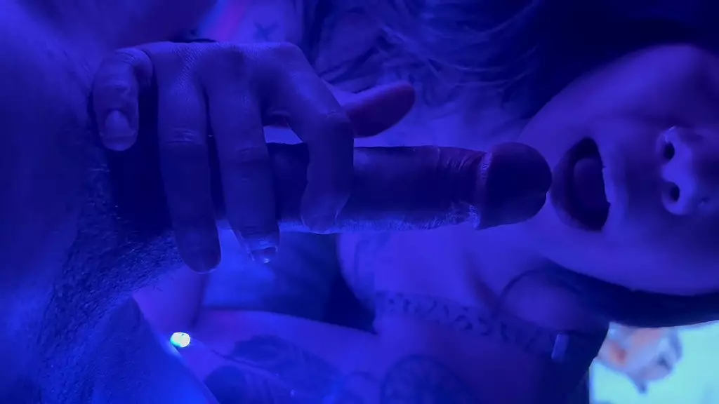 египетская Барби, окутанная огнями