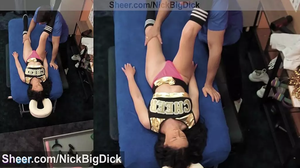 эта чирлидерша es follada por su masajista и el se corre en sus tetas