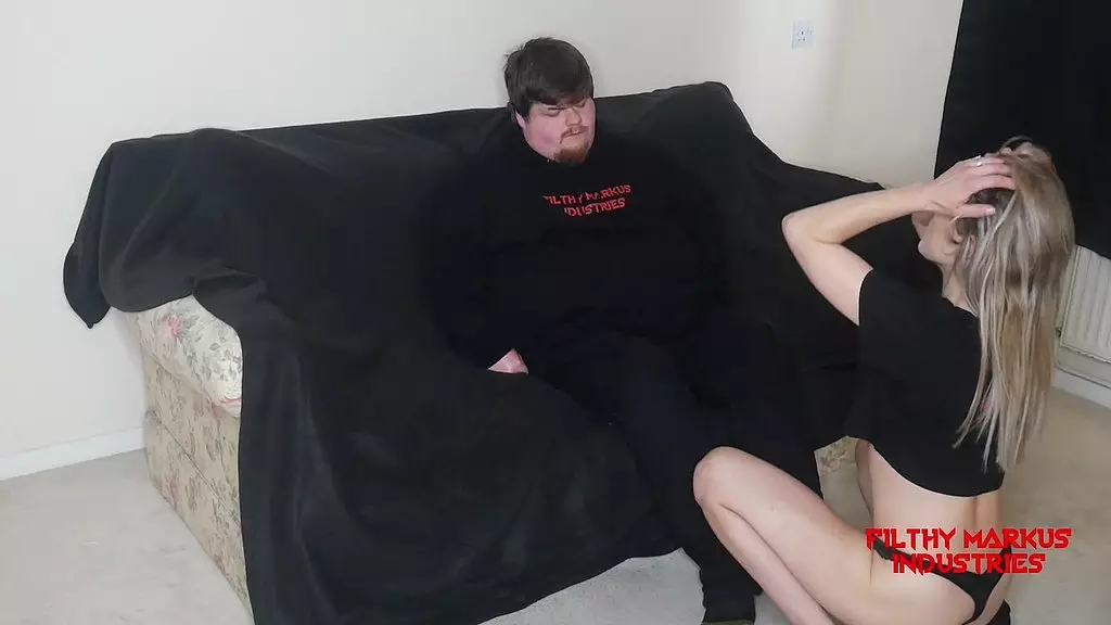 Грязный Маркус получает приватный танец!