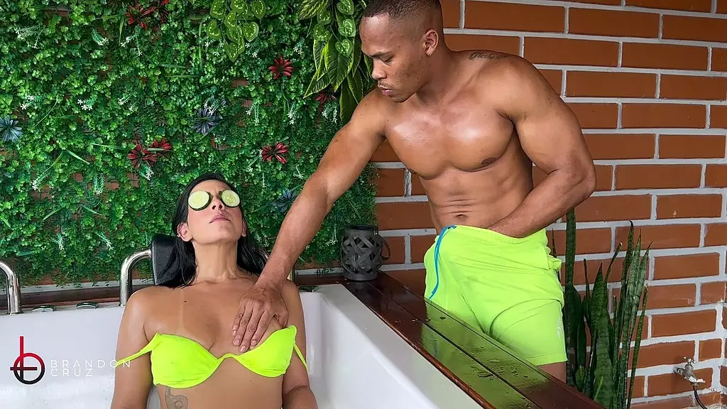 огромный черный парень делает своему клиенту с большой задницей массаж со счастливым концом - Брэндон Круз и Кайли