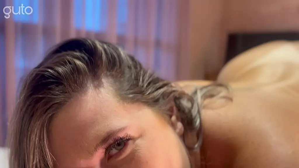 зеленоглазая грудастая милфа обожает сосать толстый член