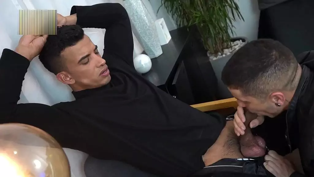 de bobeira na rua, um gringo me chamou pra tomar um vinho no ap dele. гозамос гостосо. - полностью