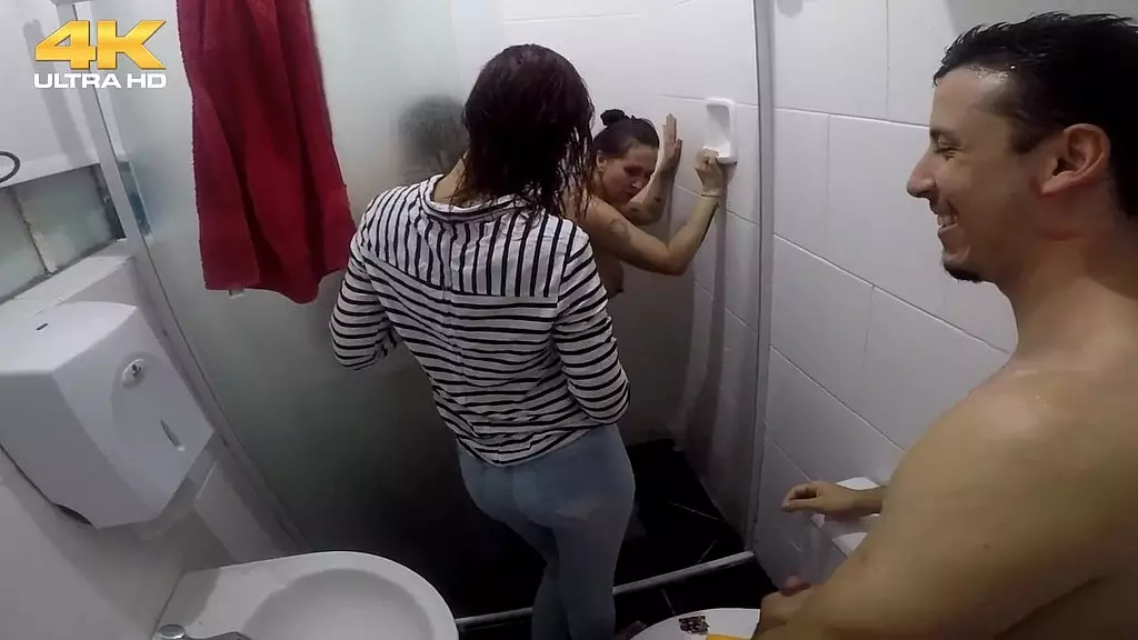 Minha Amiga Filmou Tudo Que Rolou No Banheiro Com Dois Pauzudos