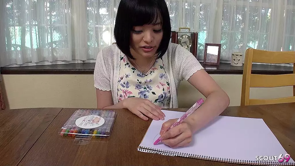 миниатюрная японская девушка-подросток с длинными сосками соблазняется на первый раз, когда ее одноклассник в Японии кончает и трахается