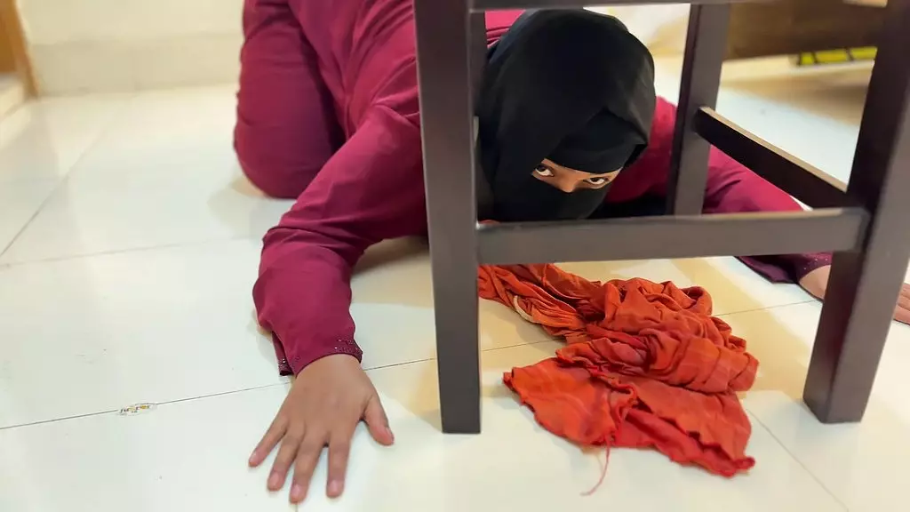 горячая мачеха застряла под кроватью и хочет анального секса в своей большой заднице!