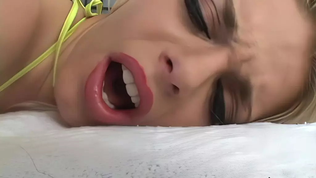 Айви Уинтерс все еще огромный член. Карли Паркер получает грязный спермовый выстрел в задницу и киску