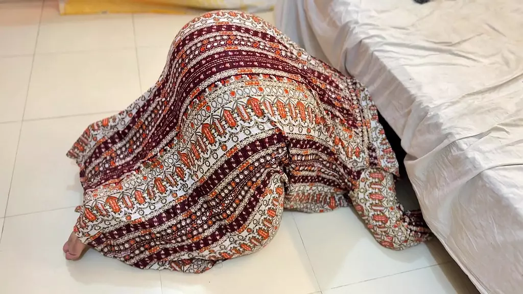 саудовская красивая мачеха с большой задницей и тугой киской застряла под кроватью, теперь ей нужен грубый анал от незнакомца