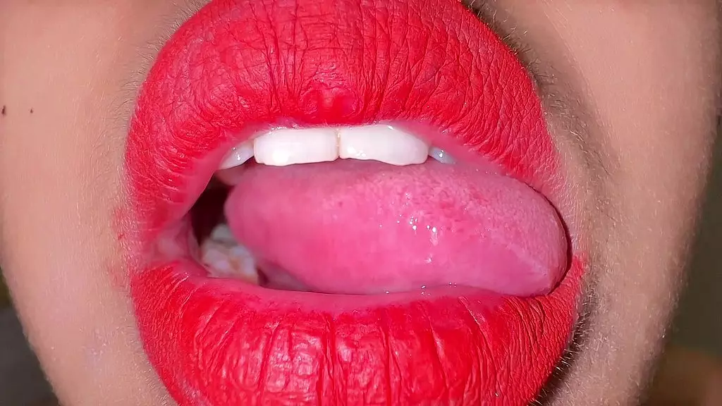 Марокко, 18-летняя горячая девушка облизывает рот, сочно и асмр делает движения языком с красной помадой