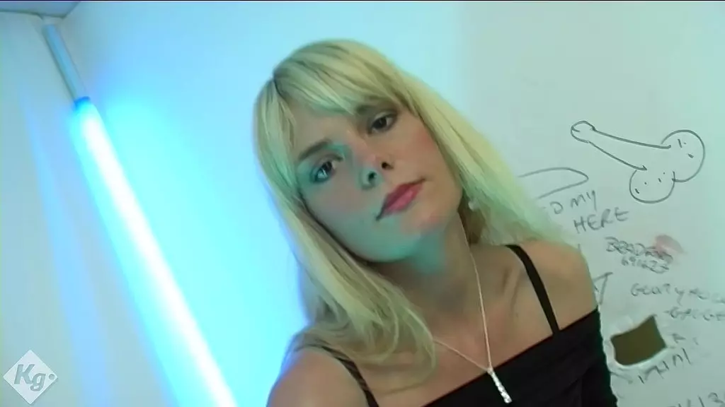 возбужденная блондинка-милф посещает дырку в стене