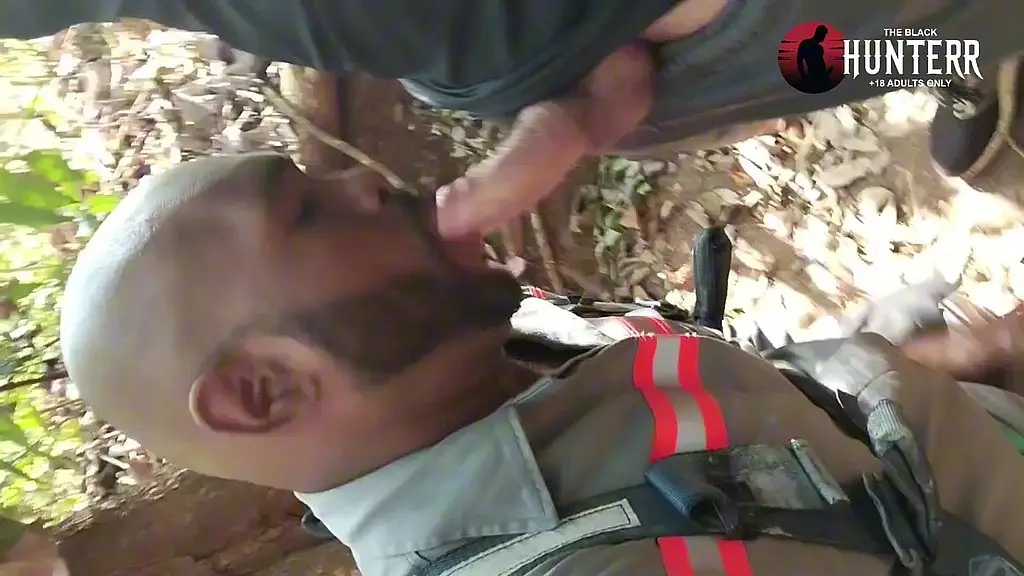parei pra mijar e acabei chupando um motoqueiro no mato