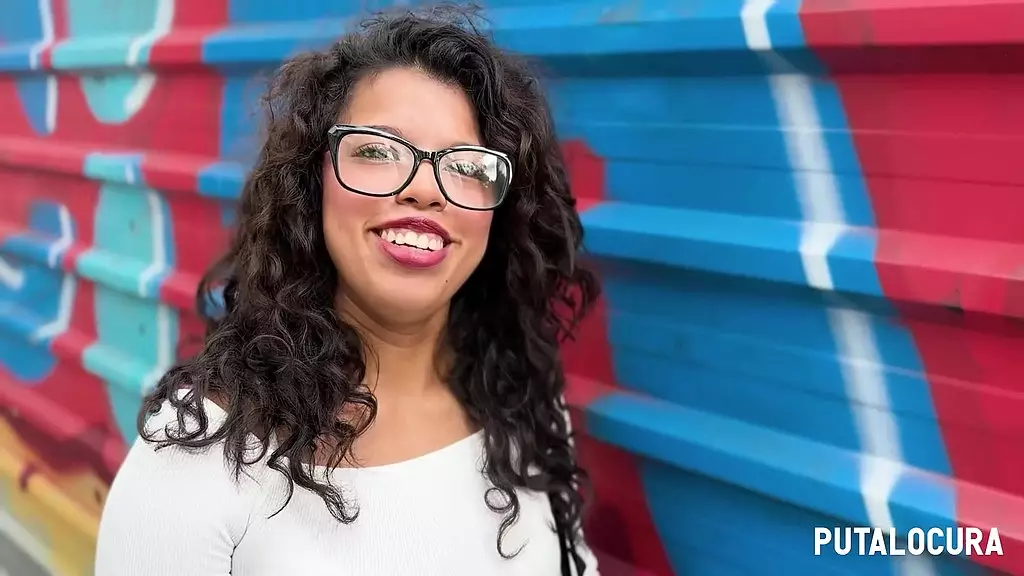 putalocura - culona jovencita laura love se corre a chorros enpilladas