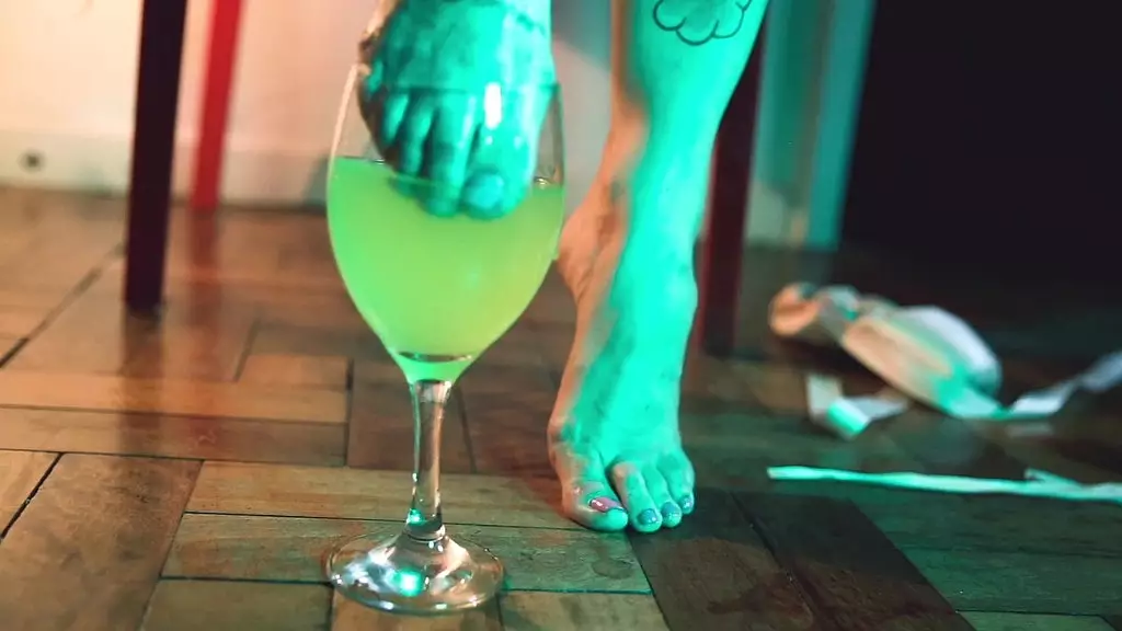 извращенная балерина охлаждает свои ноги