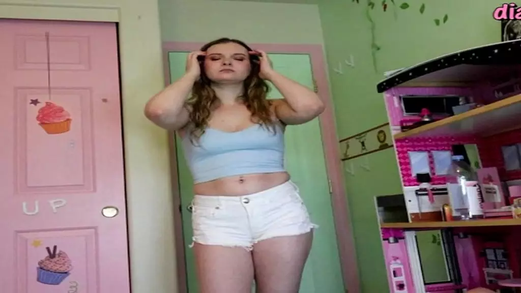 сводная сестра harlow west меняет свой первый грязный отвратительный подгузник