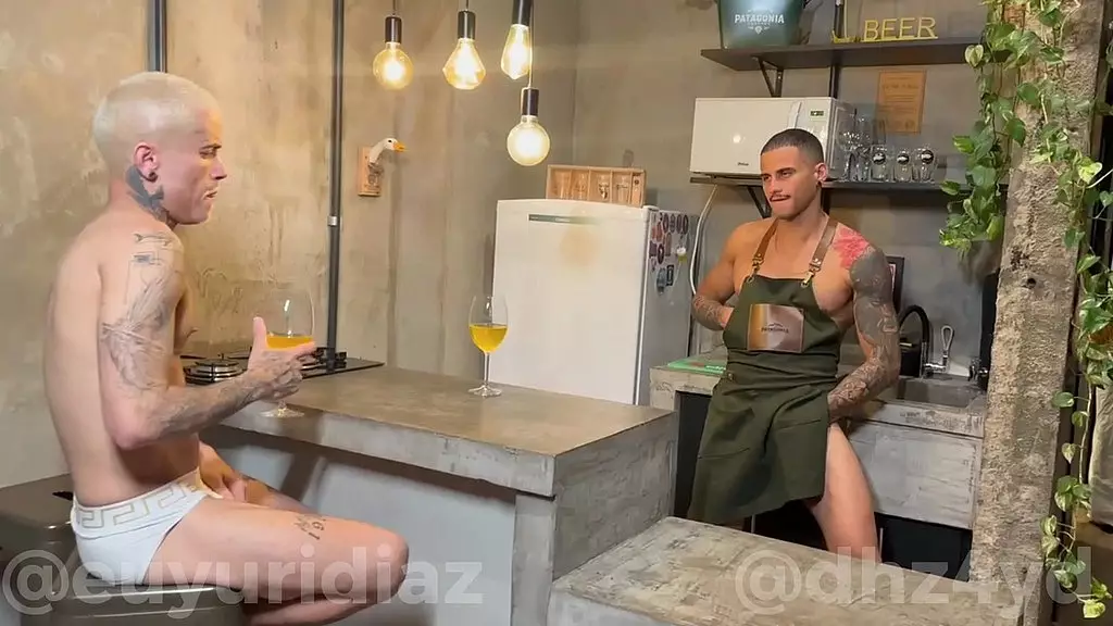 Chamei meu amigo pra jantar mas eu que fui comido. - полное